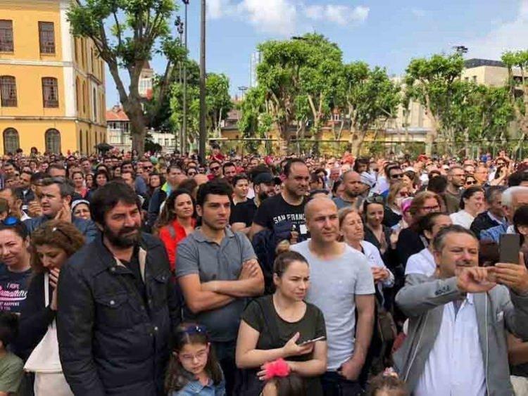 <p>Öte yandan, kurayla belirlenen aday öğrencilerin Galatasaray İlkokulu'na ön kayıtları 21-22-23 Mayıs tarihlerinde yapılacak. 50 aday yedek liste olmadan belirlenecek. Kontenjanın dolmaması halinde, listedeki adaylar arasında 28 Mayıs Pazartesi günü saat 10.00'da yeniden kura çekilişi olacak. İkinci kuranın ardından tespit edilen aday öğrencilerin ön kayıtları 29 Mayıs Salı günü alınacak.</p>
