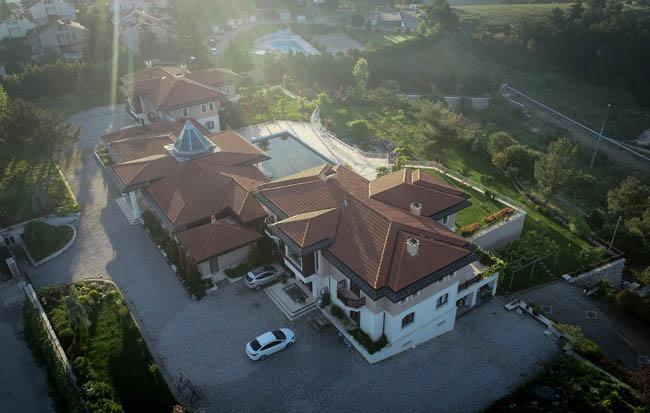 <p>İddianamede, FETÖ/PDY ile ilgili açılan davada tutuksuz yargılanan iş adamı S.Ş. hakkında bilgisine başvurulan bir gizli tanığın, "Mudanya Devlet Hastanesinden Bademli'ye giderken Çınaraltı Evleri villalarının bitişiğinde, taş duvarlarla çevrili çok büyük bir malikane var, orada araba satan firmanın sahipleri yaşıyor. Bu şahısların FETÖ'cü olduğunu biliyorum, Fetullah Gülen'in de Türkiye'ye gelince bu malikanede kalacağına dair söylentiler var." ifadelerine yer verildi.</p>
<p> </p>