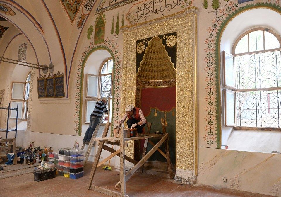 <p>Tarihi bir camiyi onardıklarını, bu konuda maksimum koruma ile minimum değişiklik yaptıklarını ifade eden Aydın, caminin iç bölümünde 3 döneme ait kalem işleri bulunduğunu, bu kalem işlerinin tümünün açıldığını, kurul kararıyla bunların aslına uygun toprak boyalarla yenilendiğini kaydetti.</p>
<p> </p>