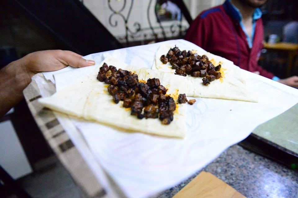 <p><strong>Şanlıurfa'da, ciğer kebabı tüketimi de ramazan ayında artıyor.</strong></p>
<p>İftarda tarihi mekanlarındaki ciğercilerde yoğunluk oluşturan vatandaşlar, başta Haşimiye bölgesi olmak üzere, çeşitli semtlerde sahura kadar açık olan işletmelerde kebap tüketmeyi tercih ediyor.</p>