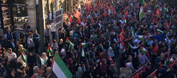 <p>Filistinliler ise bu duruma karşı çıkarak protesto gösterileri düzenledi ancak İsrail bir kez daha şiddet kullanarak onlarca Filistinliyi öldürdü, binlercesini yaraladı.</p>
