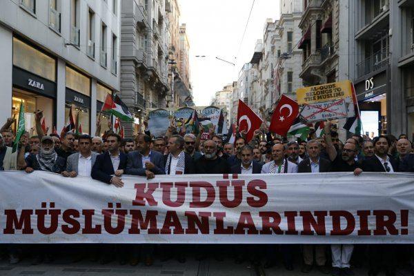 <p>İstanbul Beyoğlu'nda çeşitli sivil toplum kuruluşlarının çağrısı üzerine binlerce kişi, saat 19.00'da Taksim Tünel'de toplandı.</p>