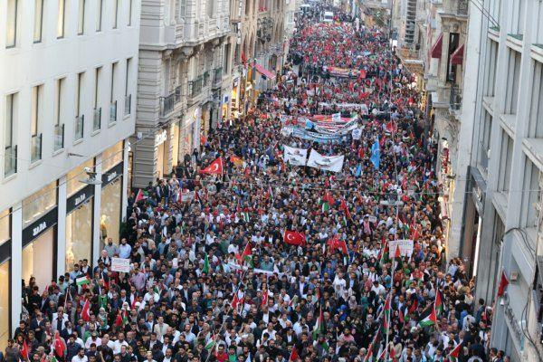 <p>Bu arada, protesto eylemleri nedeniyle saat 18.00'den itibaren tedbirler sona erene kadar bazı yollar trafiğe kapatıldı.</p>
