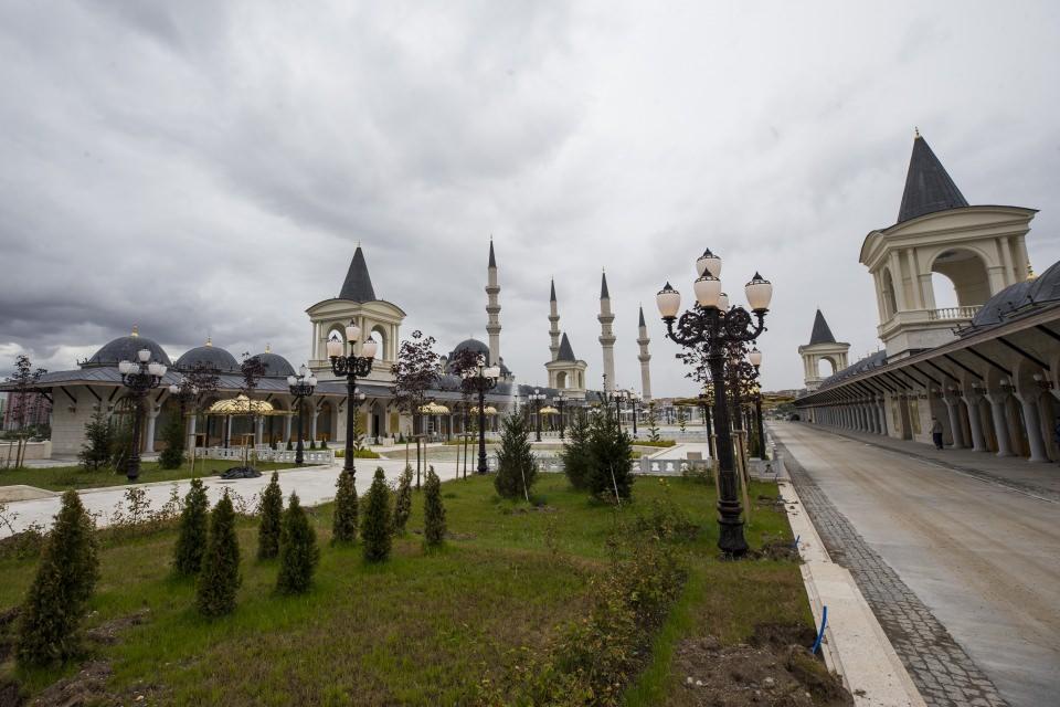 <p><strong>Külliye içinde yoksullara yemek dağıtılacak</strong></p>
<p>Kubbesinin yüksekliği 35 metre ve çapı 16 metre olan caminin, ikisi 46 metrelik iki şerefeli, ikisi 64 metrelik üç şerefeli olmak üzere 4 minaresi bulunuyor. Külliye içindeki iki arastada yaklaşık bin 400 metrekare alana sahip 50 dükkan yer alıyor.</p>