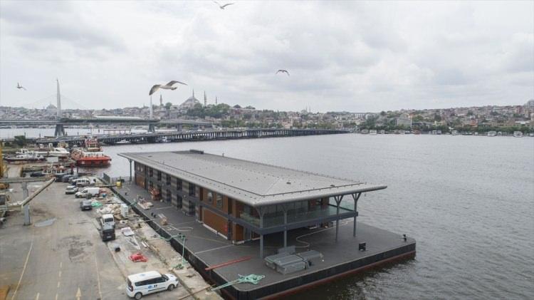 <p>skelede, sancak ve deniz tarafından aynı anda 3 vapur yanaşabilecek. İskelenin elektrik sistemi, 2 adet güçlü jeneratör sistemi ile beslenecek.</p>
