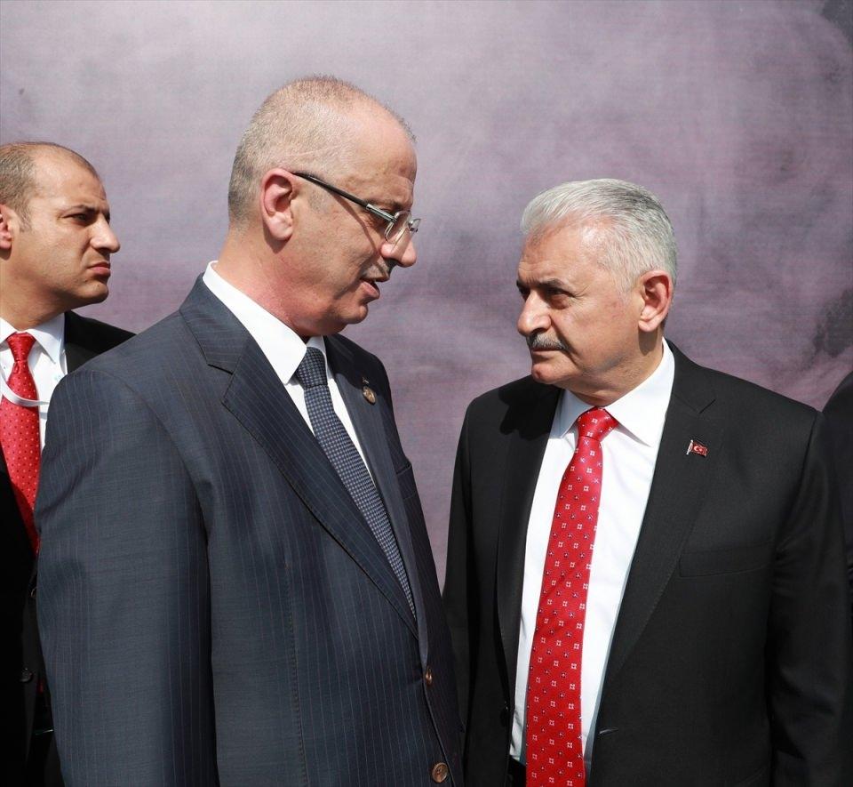 <p>Başbakan Yıldırım, Filistin Başbakanı Rami El-Hamdallah ile miting öncesi sohbet etti.</p>