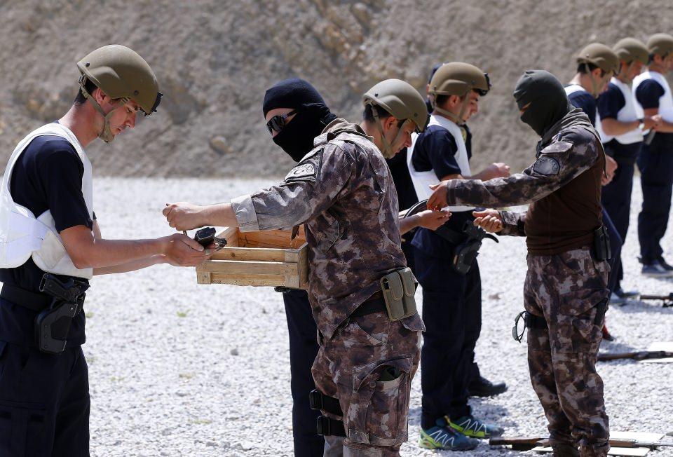 <p>Asayiş, Narkotik ve Terörle Mücadele şubelerince de bekçi adayları, kendilerini ilgilendiren konularda ikişer saatlik özel eğitimlere tabi tutuluyor. </p>