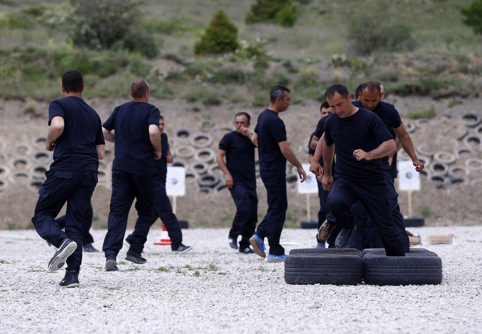 <p>Gerçek mermilerin kullanıldığı eğitimler, Anadolu Ajansı (AA) ekibince görüntülendi.</p>