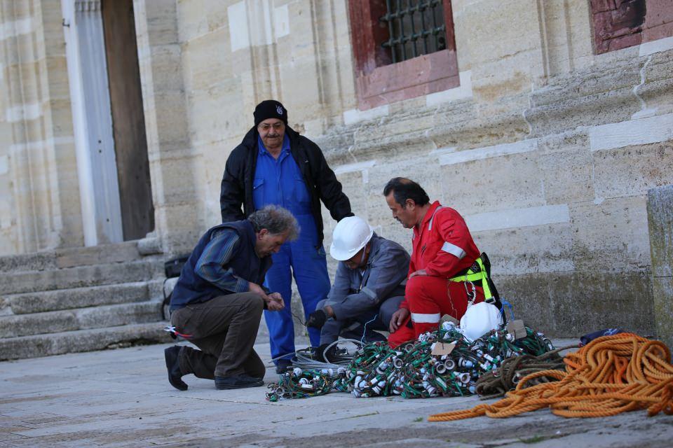 <p>Yıldız, AA muhabirine yaptığı açıklamada, elektrikçi çırağı olarak başladığı mesleğini, 43 yıldır mahyacı olarak yaptığını söyledi. </p>
<p> </p>