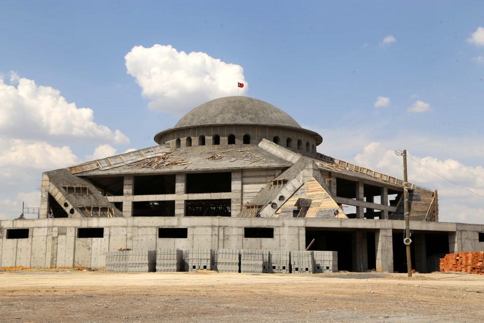 <p> Sivas'ta yapımına geçin yıl başlanan ve "ay-yıldız" şeklindeki mimarisiyle dikkati çeken caminin inşaatı büyük bir titizlikle devam ediyor.</p>
