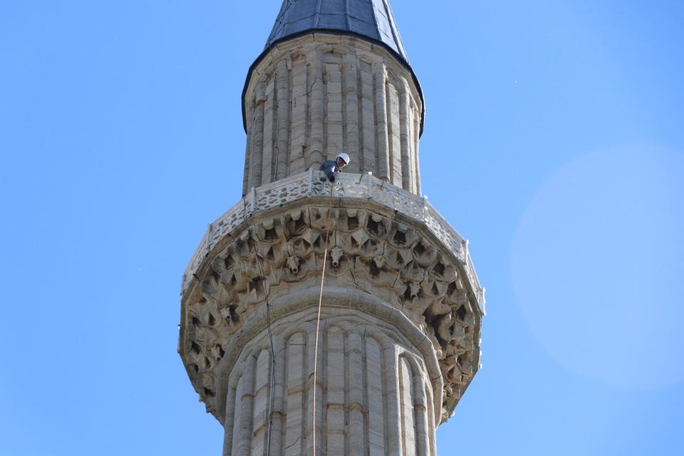 <p><strong>İstanbul'da 6 camiye mahya astıklarını anlatan Yıldız, sözlerini şöyle sürdürdü:</strong></p>
<p>"Selimiye'den sonra da Bursa Ulu Cami'ye mahya asacağız. Mahyacılık 450 senelik bir Osmanlı sanatıdır. Çok eski ve ata yadigarı bir sanattır. Yıllarca yağ kandilleriyle yapmışlar. Mahyanın doğum yeri İstanbul'daki Sultanahmet Camisi'dir. İlk mahya orada kurulmuştur. Yıllardan beri mahyacılık devam ediyor. Televizyonun, gazetenin, sinemanın olmadığı dönemlerde tek görsel yayın olarak mahyalar vardı. İnsanlar cami cami gezip mahya izlerlerdi. Cumhuriyet döneminden sonra da İstanbul'a elektriğin gelmesiyle mahyacılık yağ kandillerinden elektrik sistemine geçiş yapmıştır. Ustamız Hacı Ali Ceyhan rahmetli. İki padişah döneminde mahyacılık yapmıştır. Mahyacılığın elektrik sistemine geçişine öncülük etmiştir." </p>