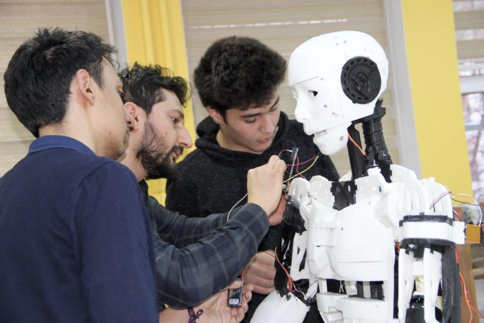 <p><strong>Atıcı, insansı robotun özellikleri hakkında şu bilgileri verdi:</strong></p>

<p>"Robotumuz anlık görüntü aktarımı sayesinde 6 kilometreye kadar ulaşan menzille istediğimiz yerden görüntü almamızı sağlıyor. Kolları hareket ettirebiliyor. Bir insanın yapabildiği her hareketi yapabiliyor. Yiğido'yu polis robotu olarak düşündük. Onlara yardımcı olabileceğini düşündük. İleride de kara listedeki suçluları robotumuza tanımlayacağız. Daha sonra görüntü işleme sayesinde robotumuzdan GPS ile yer bildirimi yapabileceğiz." </p>
