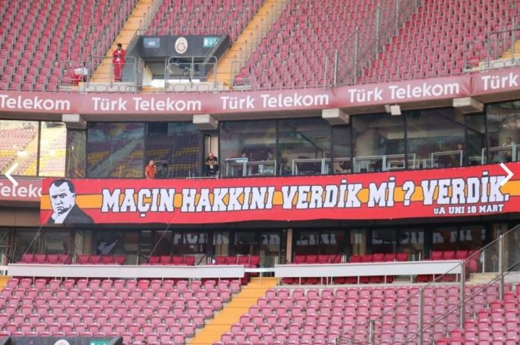 <p>Galatasaray'da şampiyonluk kutlamaları başladı. Sarı Kırmızılı taraftarların Fatih Terim'in sözlerini pankarta çevirmesi dikkatlerden kaçmadı.</p>
