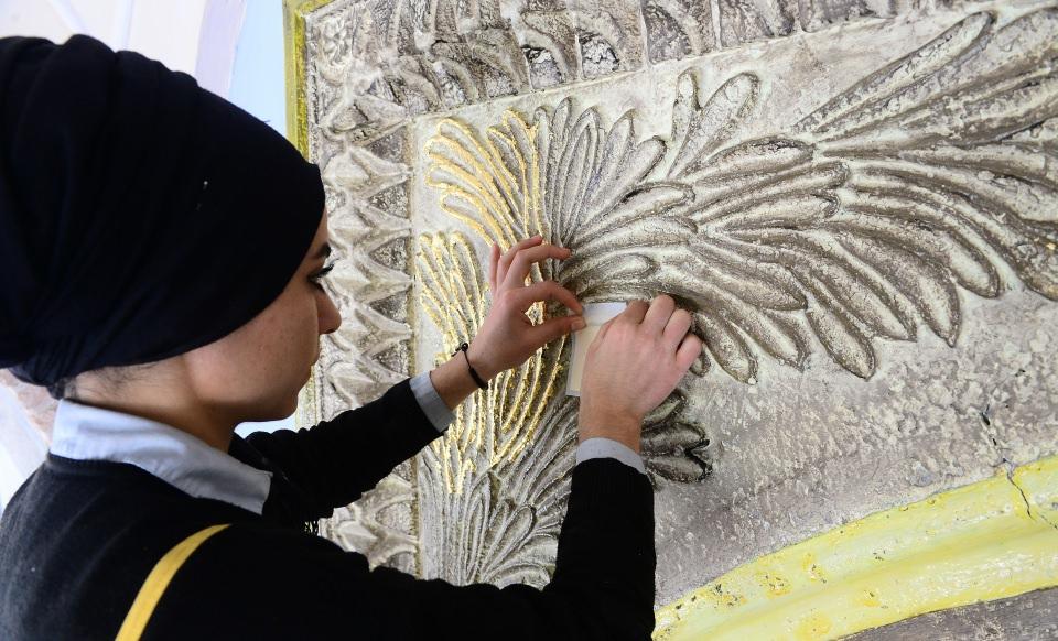 <p><strong>Restoratör Gökçe: "Kalem çalışmaları 6 ay sürdü"</strong></p>
<p>Caminin kalem işlerinde çalışan restoratör Canan Tastallı Gökçe ise 8 restoratörün 6 ay süreyle kalem işlerini yenilediğini söyledi. </p>