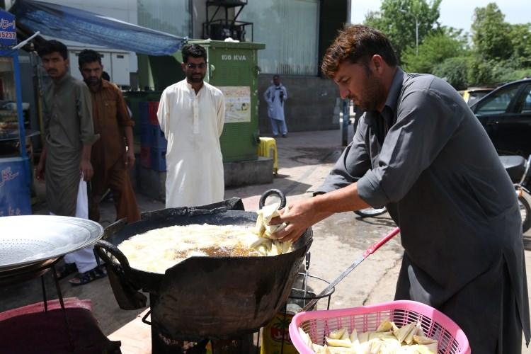<p>Başkent İslamabad'ın her köşesinde seyyar arablarda, bakkallarda ve lokantalarda yapılan samosa, Türkiye'de yapılan muska böreğine benziyor. </p>
