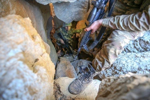 <p>Bu alanlarda teröristlerce sözde karargah, depo, barınak ve yaşam alanı olarak kullanıldığı belirlenen onlarca mağaraya operasyon düzenleyen Mehmetçik, şu ana kadar tonlarca mühimmat, patlayıcı yapımında kullanılan gereç ve yaşam malzemesi ele geçirdi.</p>
<p> </p>
<p> </p>