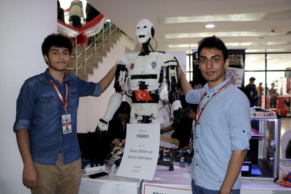 <p>Eli silah tutabilen ve "Yiğido" adı verilen insansı robotun, güvenlik güçlerinin can güvenliğin tehlikede olduğu yerlere giderek, gerek canlı bomba imhasında gerekse nişan alıp suçluya ateş etme konusunda yardımcı olması hedefleniyor.</p>
