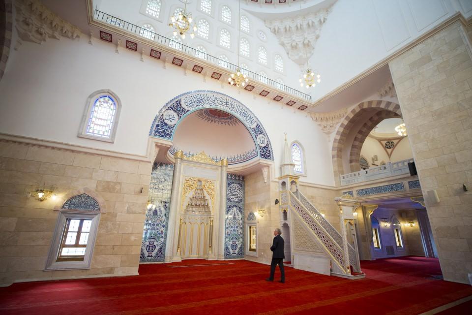 <p>Türk-İslam mimarisinden esinlenilerek tasarlanan cami ve külliye tamamlandığında vatandaşların aynı zamanda ibadet edebileceği yaşam ve kültür alanı hizmete girecek.</p>
