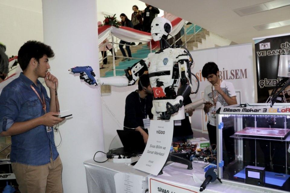 <p>Sivas BİLSEM 10. sınıf öğrencileri Muhammed Furkan Atıcı ve Umutcan Biçer, danışman öğretmenleri Doğan Erol'un gözetiminde, insansı robot yaptı.</p>
