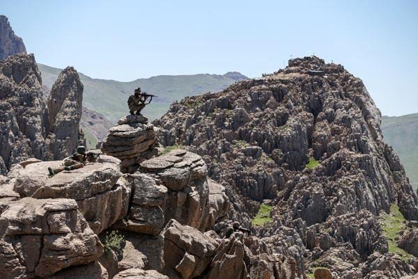 <p>Şemdinli'nin güney cephesinde, bir bölümünün Irak sınırı boyunca devam ettiği üçgen bir yapıya sahip Balkaya Dağları, üzerinde binlerce mağara ve yaşam alanı barındırıyor.</p>
<p> </p>
<p> </p>