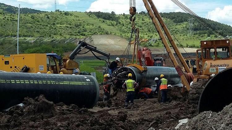 <p><strong>TANAP'IN GÜZERGAHI</strong></p>
<p> </p>
<p>TANAP, Türkiye'nin Gürcistan sınırında Ardahan'ın Posof ilçesi Türkgözü köyünden başlayarak Ardahan, Kars, Erzurum, Erzincan, Bayburt, Gümüşhane, Giresun, Sivas, Yozgat, Kırşehir, Kırıkkale, Ankara, Eskişehir, Bilecik, Kütahya, Bursa, Balıkesir, Çanakkale, Tekirdağ ve Edirne olmak üzere 20 ilden geçecek ve Yunanistan sınırında Edirne'nin İpsala ilçesinde son bulacaktır.</p>