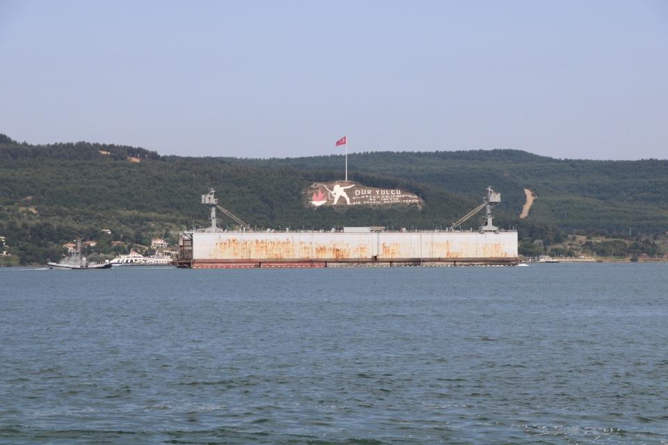<p> 'Y-136' borda numaralı askeri yüzer havuz, planlı bakım faaliyetleri kapsamında Yalova Tersanesi'ne götürüldü.</p>