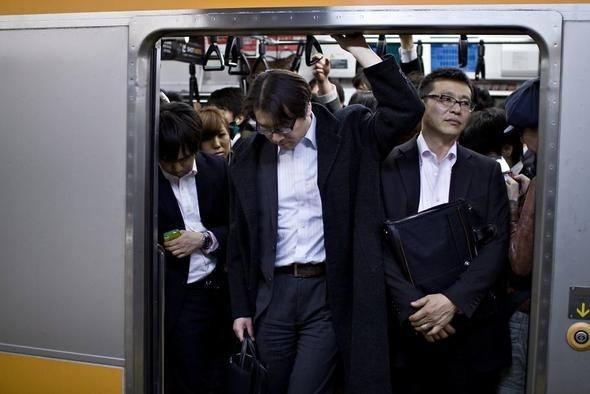 <p>Son 30 yıldır yaşanan karoşi olaylarını inceleyen akademisyen Koji Morioka, "Japonlar hükümete güveniyor ama ihanete uğramış gibi hissediyorlar" diyor.</p>

<p> </p>
