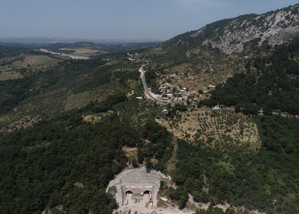 <p> Normalde 40-45 dakikayı bulan bu yoldaki ulaşım, tünellerin tamamlanmasıyla 5 dakika gibi kısa bir sürede geçilebilecek. </p>