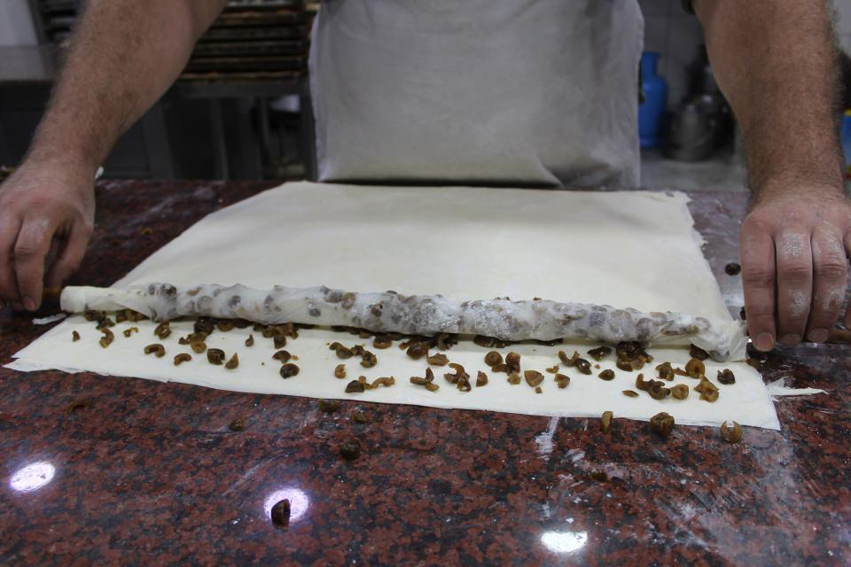 <p>Şimdi Antep fıstığı kullanmıyoruz. Ceviz, fındık ve zeytin kullanarak baklavalarımızı imal ediyoruz. Önümüzdeki bayramda da özellikle zeytinli baklavaya olan talep dolayısıyla müşterilerimize zeytinyağlı baklavalar sunacağız." dedi.</p>