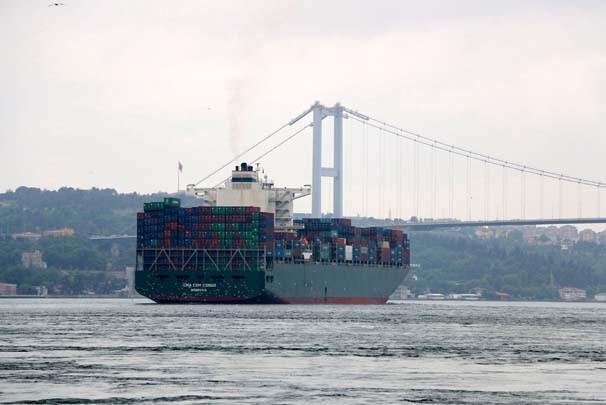 <p>Dünyanın en büyük gemileri arasında yer alan kargo gemisi İstanbul Boğazı'ndan geçti.</p>

<p> </p>
