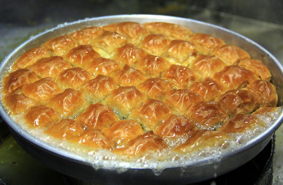 <p><strong> "Bu ramazan fedakarlık yapacağız"</strong></p>
<p>Ayıntap Baklava Yönetim Kurulu Başkanı Levent Aktaş da fıstık stokçularıyla her yıl uğraştıklarını ve bunun artık son bulmasını istediklerini söyledi.</p>