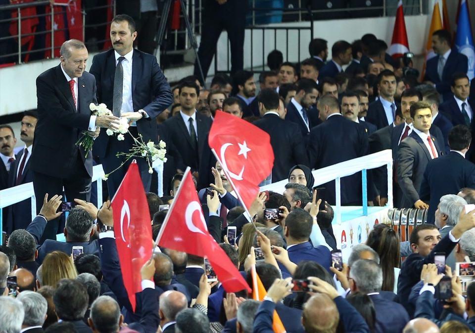 <p>Erdoğan, konuşması öncesinde partilileri selamladı. İşte salondan dikkat çeken fotoğraflar...</p>
