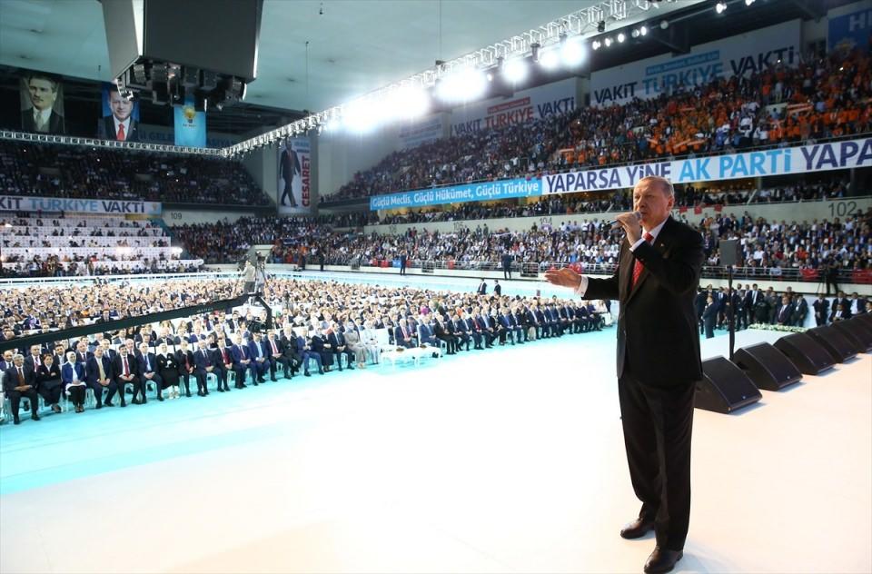 <p>Cumhurbaşkanı ve AK Parti Genel Başkanı Recep Tayyip Erdoğan, eşi Emine Erdoğan ile birlikte Ankara Spor Salonu'nda gerçekleştirilen AK Parti milletvekili aday tanıtım toplantısına katıldı.</p>

<p> </p>
