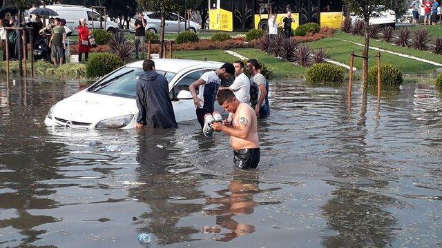 <p><strong>KOCAELİ'DE YAĞIŞ GECE BAŞLADI</strong></p>
<p>Kocaeeli’de gece saatlerinden itibaren başlayan şiddetli yağış kısa sürede etkisini gösterdi. Kentte bir çok ev iş yerini su bastı. </p>