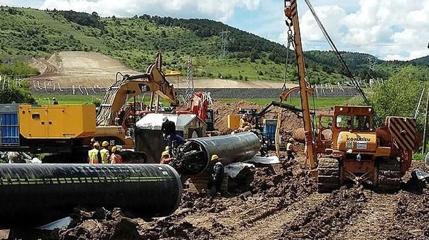<p><strong>TANAP'IN SÜRECİ</strong></p>
<p>26 Aralık 2011'de mutabakat zaptının ve 26 Haziran 2012'de hükümetlerarası anlaşma ve eki ev sahibi hükümet anlaşmasının imzalandığı TANAP, Azerbaycan Şah Deniz-2 sahası ve ilave kaynaklardan gerçekleştirilecek doğalgaz tedariği ile Türkiye ve Avrupa'nın doğalgaz arz güvenliği ve çeşitliliğine büyük katkı sağlayacak.</p>