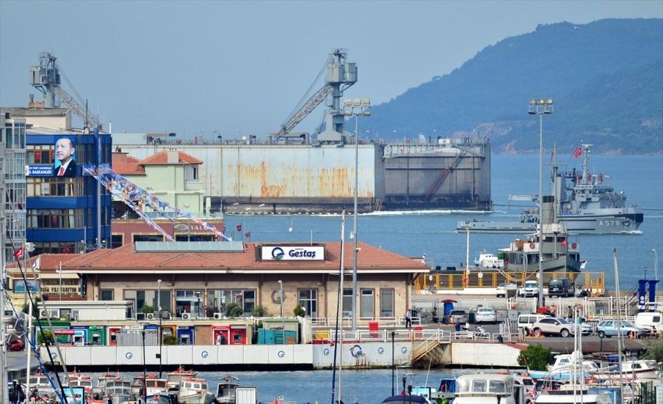 <p>'A-583' borda numaralı, 68 metre uzunluğundaki 'TCG Işın' römorkörü tarafından çekilen havuza 'TCG Darıca', 'TCG Önder' ve 'TCG Öncü' askeri römorkörleri eşlik etti.</p>
<p> </p>