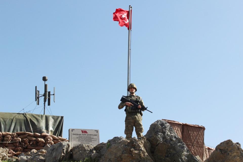 <p>Hakkari’nin Çukurca ilçesinin Irak sınırındaki 2 bin 172 rakımlı Dağbaşı Tepe'de bölücü terör örgütü mensuplarıyla göğüs göğse çarpışarak şehadete ulaşan Mehmetçik için anıt yaptırıldı. </p>