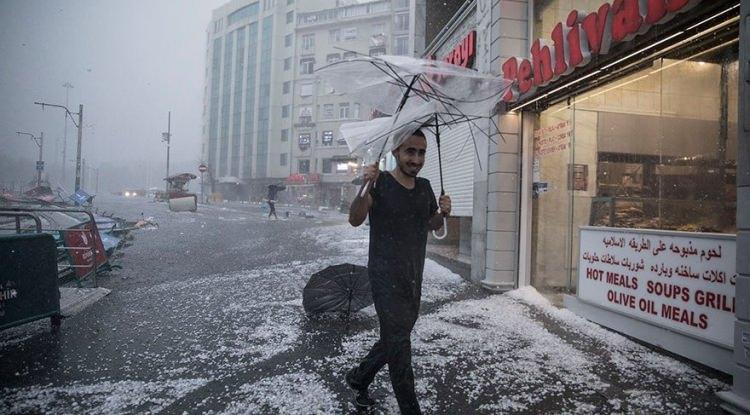 <p>Sağanak yağış nedeniyle cadde sokaklar göle döndü. Göle dönen caddelerde sürücüler güçlükle ilerleyebildi.</p>