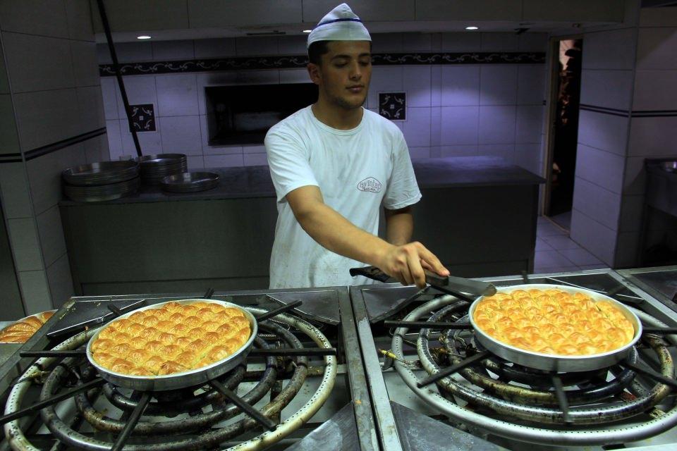 <p>Kentte baklavanın kilogramının 77 lira ile 110 lira arasında satıldığını belirten Gökmen, "Büyükşehirlerde baklava fiyatının yüksek oluşu, tamamen oradaki üreticilerin inisiyatifine kalmış bir şey. Normal şartlarda bir kilogram baklavanın fiyatının 75 lira olmalı lazım. Çünkü biz de aynı işçiyi çalıştırıyor ama daha kaliteli malzeme kullanıyoruz." diye konuştu.</p>

<p> </p>
