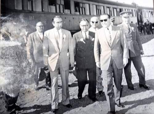 <p>Adnan Menderes, Bayar'ı evinde ziyaret ederek, Fuat Köprülü'nün başbakan olmasını önerdi. Bunun üzerine Bayar, "Başvekil sizsiniz Adnan Bey" diyerek Menderes'in parti liderliğini de almasını istedi.</p>

<p> </p>
