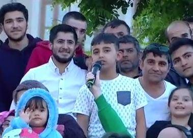 <p>Sultanahmet'teki iftar programına gelen bir çocuk, Hatipoğlu'na "Hayvanlar oruç tutar mı?" sorusunu sordu.Hatipoğlu ise küçük çocuğa "Hayvanlar Allah'ı zikrederler. Ama onlar için oruç, onlar için namaz ve benzeri ibadetleri düşünmek doğru değildir." cevabını verdi.</p>

<p> </p>
