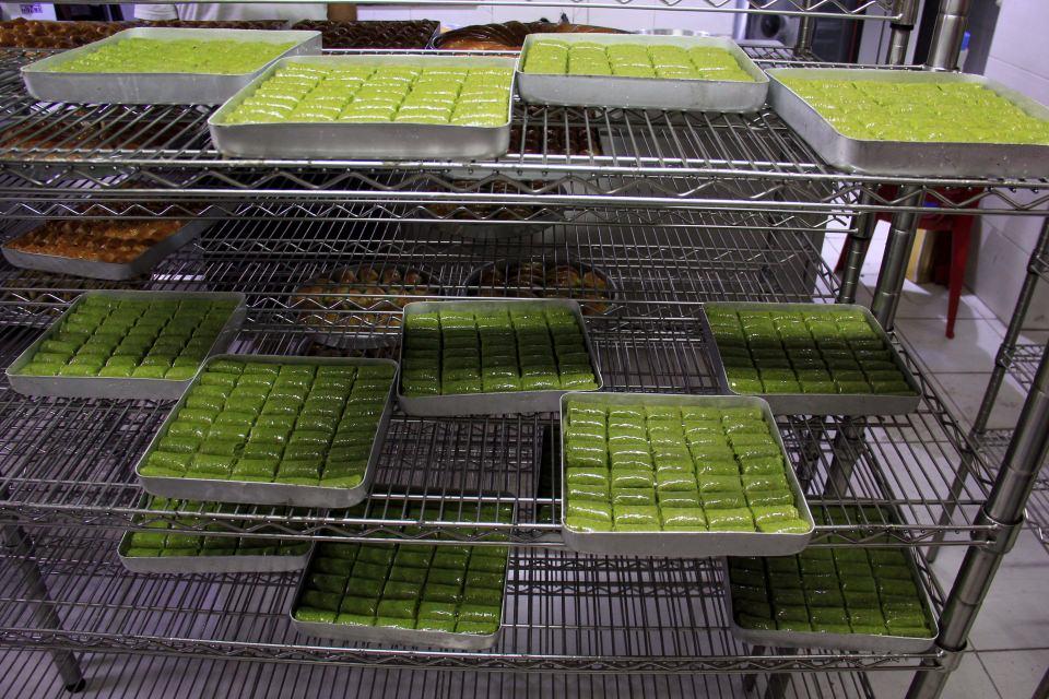 <p>Gaziantep Baklavacılar ve Aşçılar Derneği (GABADER) Başkanı Bahattin Sökmen, AA muhabirine yaptığı açıklamada, fıstık stokçularının her ramazan öncesi fiyatları artırdığını, buna rağmen ürün fiyatlarında değişikliğe gitmediklerini söyledi.</p>

<p> </p>
