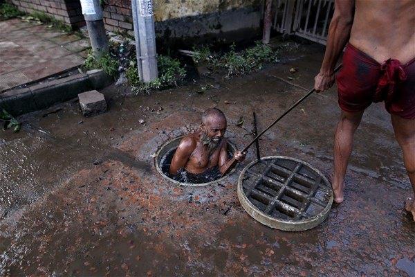 <p>Aşırı yağış alan 14 milyon nüfuslu Dakka'da kanalizasyonların tıkanması büyük bir problem. </p>

<p> </p>
