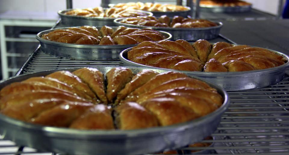 <p>UNESCO'nun gastronomi dalında "Yaratıcı Şehirler Ağı"na dahil ettiği Gaziantep'te günde ortalama 60 ton baklava üretiliyor. </p>

<p> </p>
