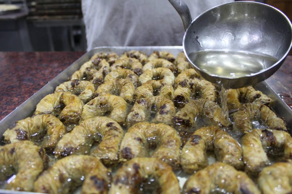 <p>4 kilogramlık bir baklava tepsisine yaklaşık bir kilogram Antep fıstığı konulması gerekiyor. Bu da baklavanın maliyetine 220 lira ile başlamak anlamına geliyor. Bunun yanı sıra bu baklavaya şeker de koymak gerekiyor. Her biri maliyeti artırıyor."</p>
