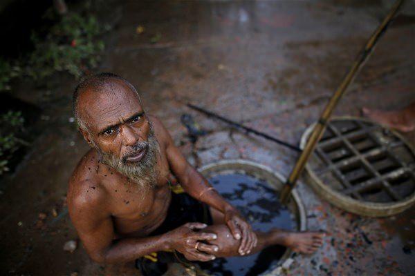 <p>Bangladeş'in başkenti Dakka'nın yetersiz kanalizasyon sistemi nedeniyle tıkanan kanalları açmak için lağım temizleyicileri insan ve kimyasal atıkların içine dalıyor.</p>

<p> </p>
