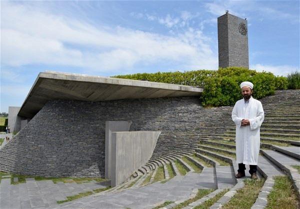 <p>Tasarımı mimar Emre Arolat tarafından yapılan Sancaklar Camisi'ni diğer camilerden ayıran en büyük özelliği, eğimli arazisi nedeniyle yerin altındaymış hissi vermesi. </p>
<p> </p>