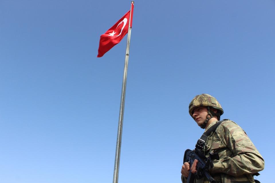<p>Göğüs göğse çarpışarak vatan için canlarını feda eden kahramanların isimlerinin tek tek yazıldığı anıt, 2016 yılında Piyade Uzman Onbaşı Yunus Emre Uçar’ın şehit düştüğü noktaya yapıldı. Hâlâ çatışmanın izlerini taşıyan bölgedeki anıtın başında ise bir asker sürekli nöbet tutuyor. </p>
<p> </p>