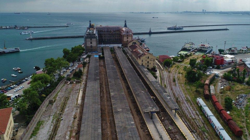 <p>Çatıda çalışan işçiler ise İstanbul’un eşsiz manzarası eşliğinde yenileme çalışmalarına devam ediyor. Binanın içerisinde ayrıca tüm bölümlerinde aslına uygun olarak yenileme çalışmaları tüm hızı ile devam ediyor. </p>