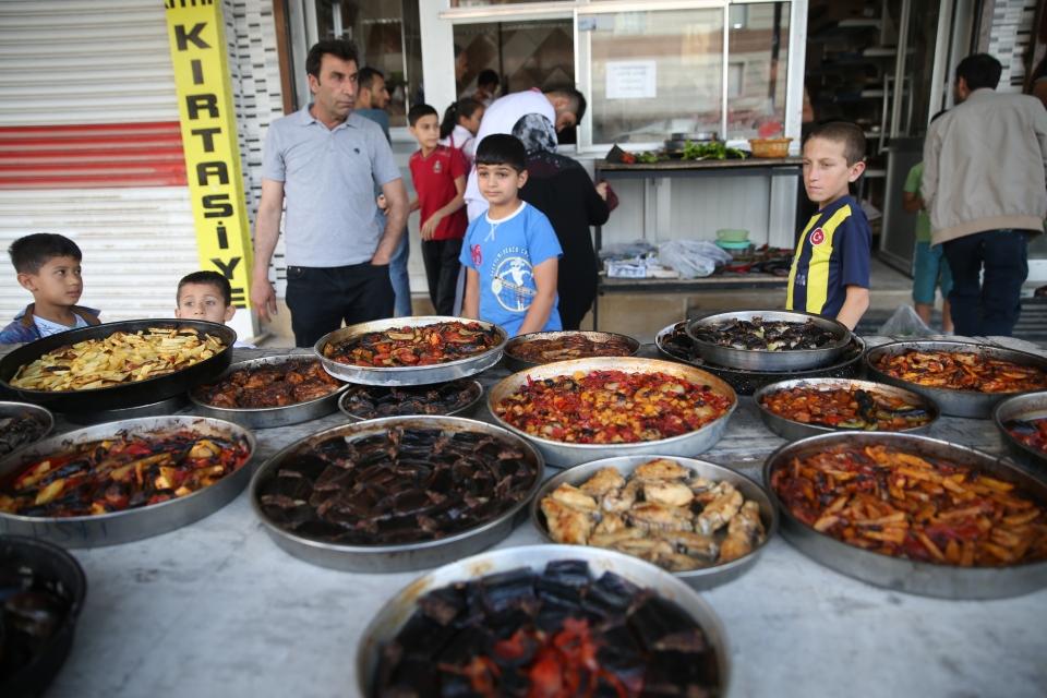 <p>Türkiye'nin yemek kültürüyle öne çıkan kentlerinden Şanlıurfa'da, özellikle ramazan ayında tepsi yemeklerinden dolmaya, lahmacundan sulu ev yemeklerine kadar birçok lezzet, mahallelerdeki taş fırınlarda ücretsiz pişirildikten sonra sofralara geliyor. </p>
